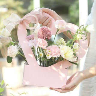 Giỏ hoa hình tim cắm hoa sáp, hoa tươi, hoa kẽm nhung, hoa len