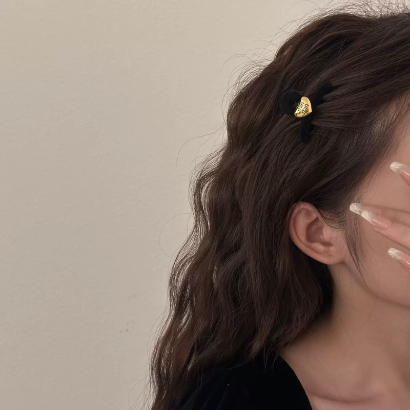 Kẹp tóc mái mini nhung đính trái tim điểm nhấn cho nữ KM133