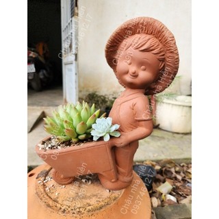 Chậu đất nung - chậu chàng trai đẩy xe rùa cao 32cm
