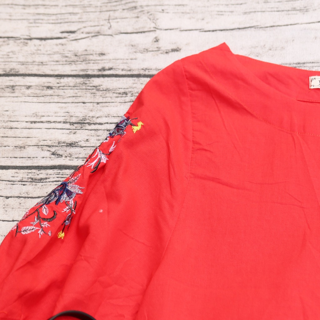 ÁO SƠ MI MORI ĐỎ THÊU HOA THẮT NƠ BÊN