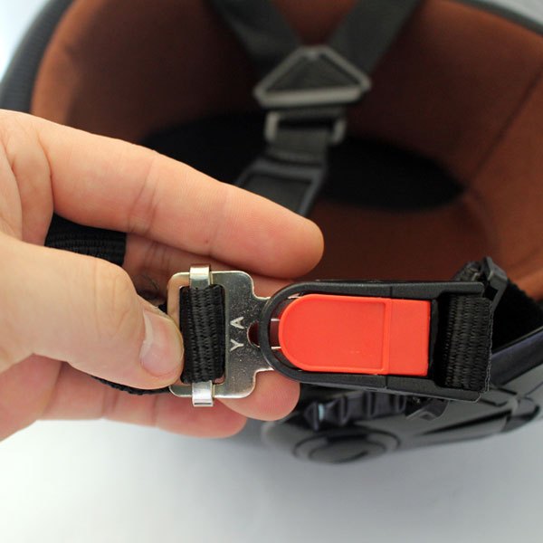 Bộ chốt, bộ khóa cài quai mũ bảo hiểm bằng inox chắc chắn, dễ mở, an toàn