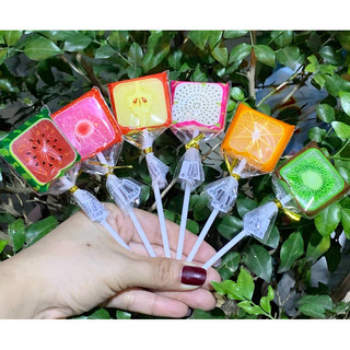 Một cây kẹo mút trái cây