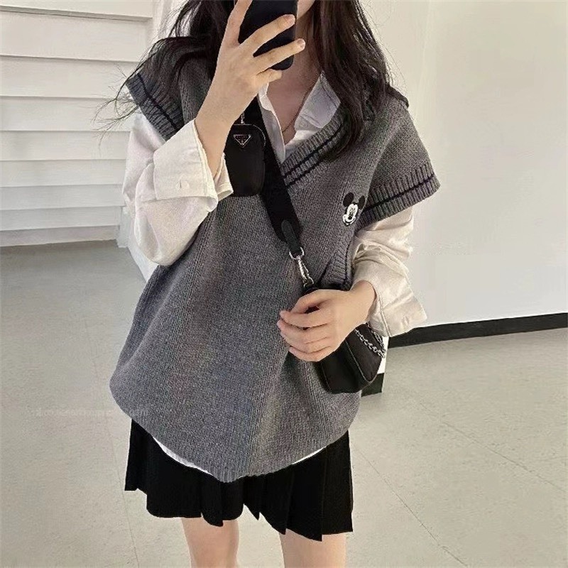 Áo gile len nữ cổ V tone màu basic phong cách nhẹ nhàng hiện đại hình mickey ChouChou