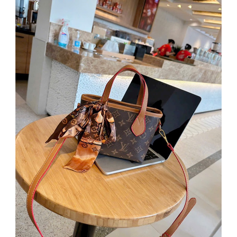 Túi xách kèm khăn