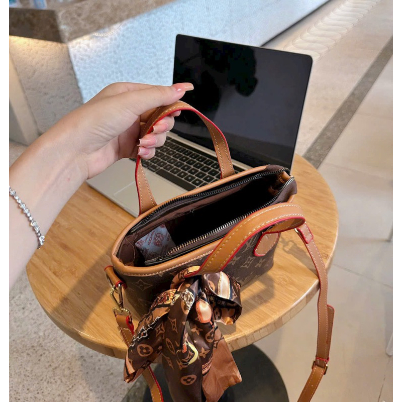 Túi xách kèm khăn