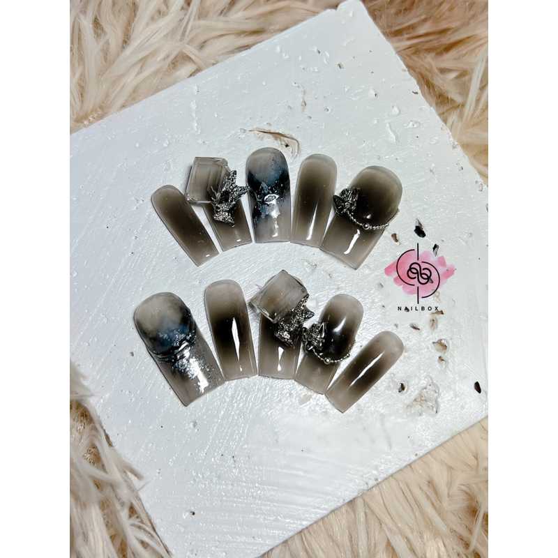 Nailbox thiết kế mẫu loang thạch xám ombre đính đá pha lê trong suốt