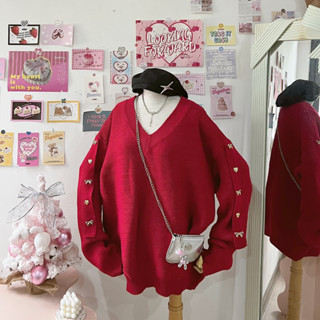 ÁO SWEATER LEN CỔ V ĐỎ / TRẮNG ĐÍNH CHARM NƠ - TRÁI TIM SIÊU HỢP CHO MÙA LỄ HỘI