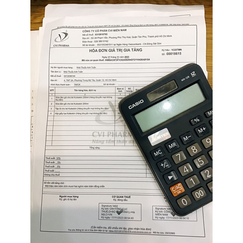 Sữa tắm gội em bé kutieskin. Làm sạch dịu nhẹ, duy trì độ ẩm tự nhiên.