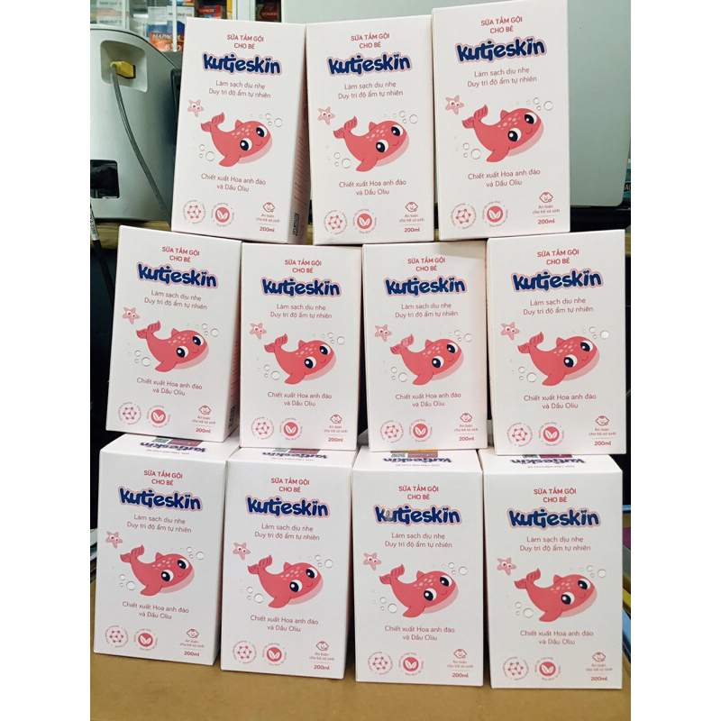Sữa tắm gội em bé kutieskin. Làm sạch dịu nhẹ, duy trì độ ẩm tự nhiên.
