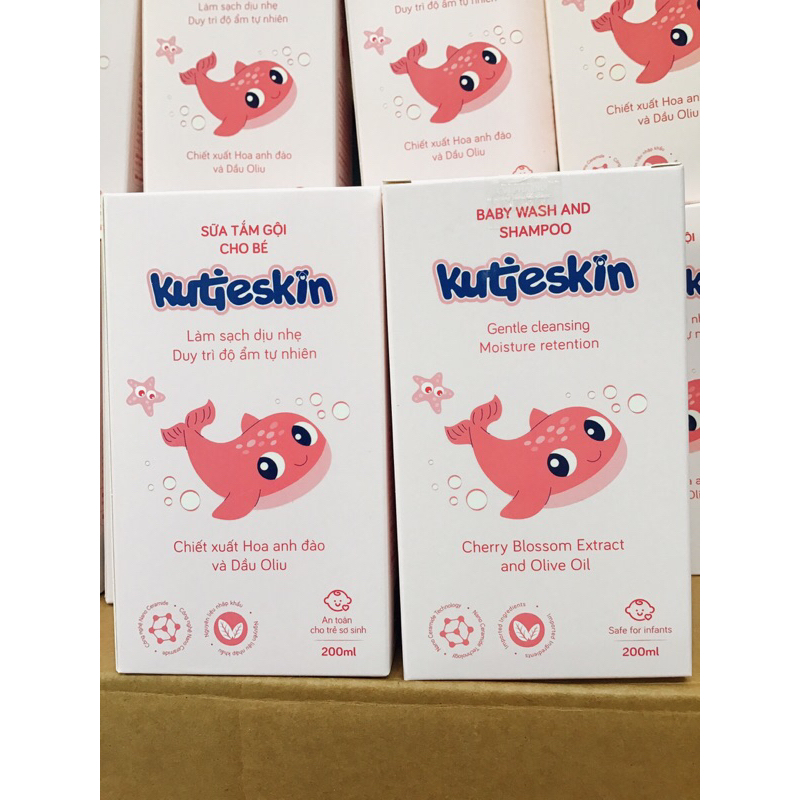 Sữa tắm gội em bé kutieskin. Làm sạch dịu nhẹ, duy trì độ ẩm tự nhiên.