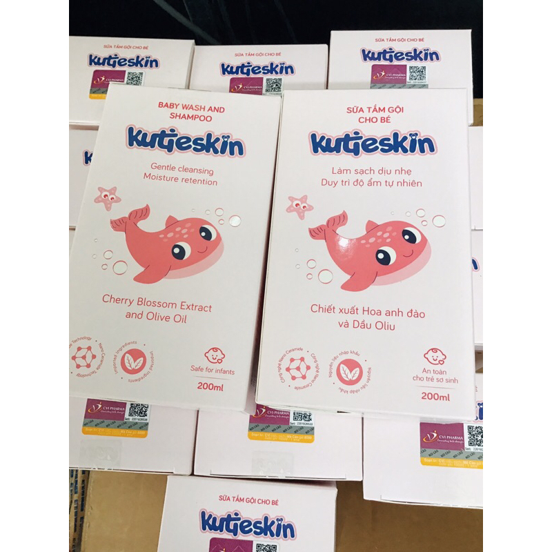 Sữa tắm gội em bé kutieskin. Làm sạch dịu nhẹ, duy trì độ ẩm tự nhiên.