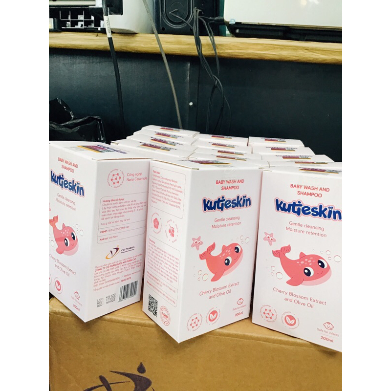 Sữa tắm gội em bé kutieskin. Làm sạch dịu nhẹ, duy trì độ ẩm tự nhiên.