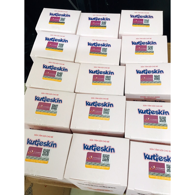 Sữa tắm gội em bé kutieskin. Làm sạch dịu nhẹ, duy trì độ ẩm tự nhiên.