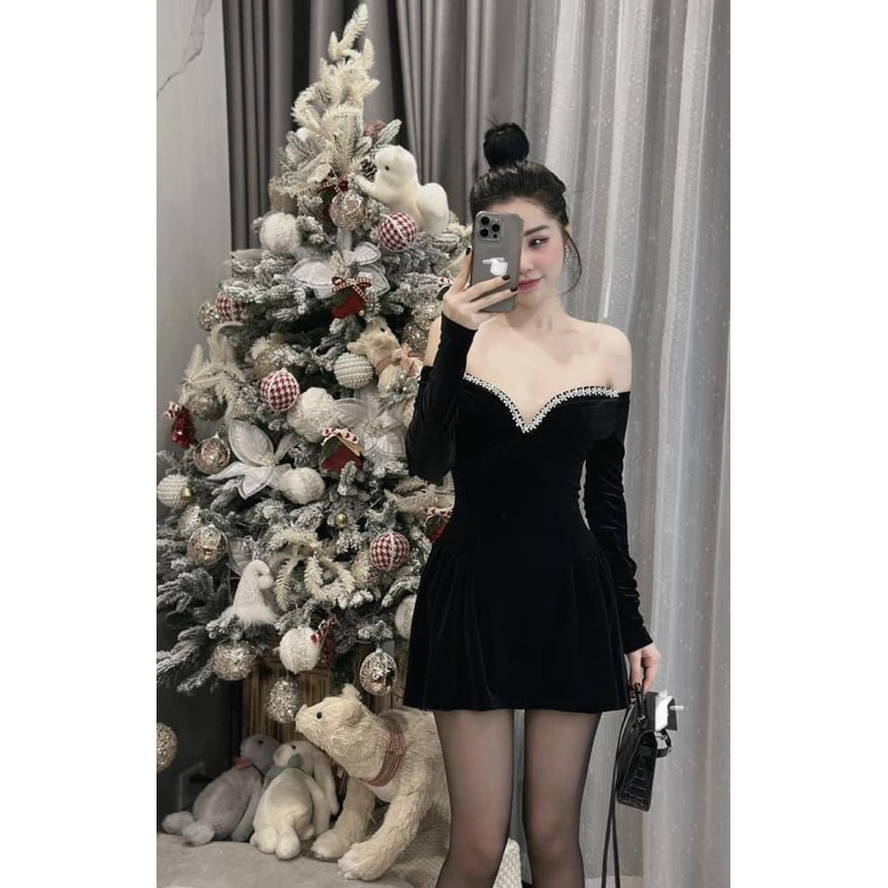 Váy nhung viền đá trễ vai