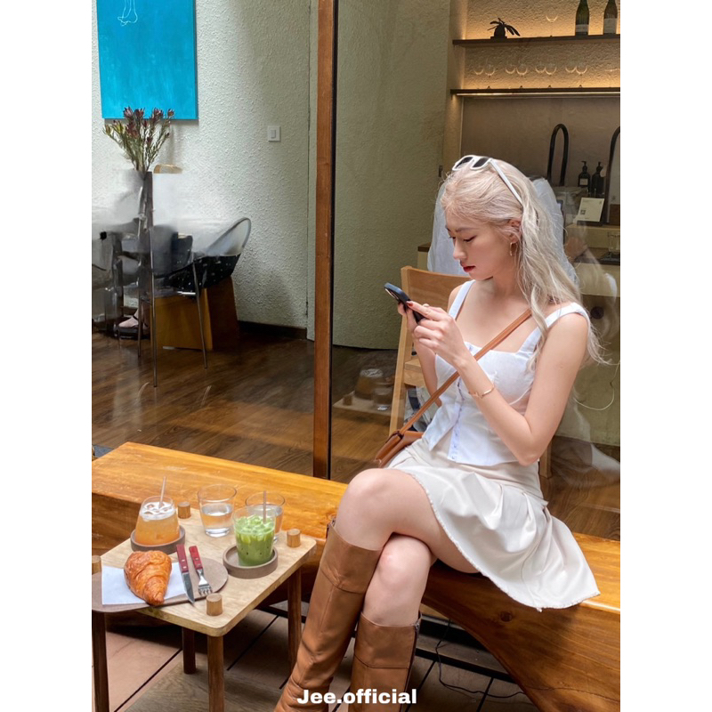 Jee - White top - Áo móc gài