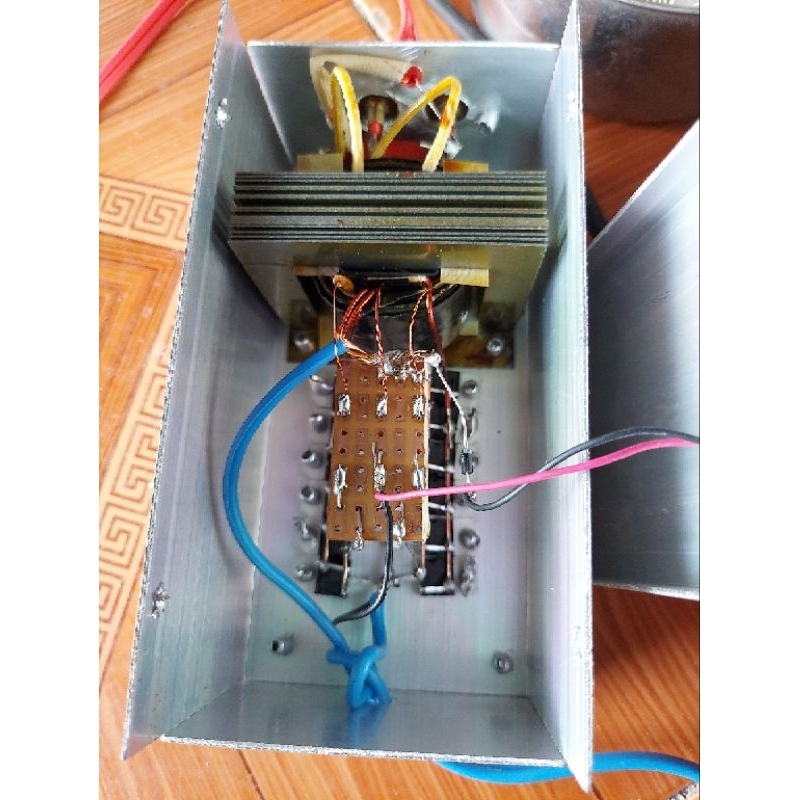 Máy điện bắt chuột, 12v-10A, 500 -1000m 12 sò H1061  Singapore, có đèn báo tải, quạt tản nhiệt ,  bảo hành 12 tháng