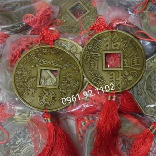 Đồng xu trấn trạch phong thủy 13cm, có dây treo đỏ (hàng y hình)