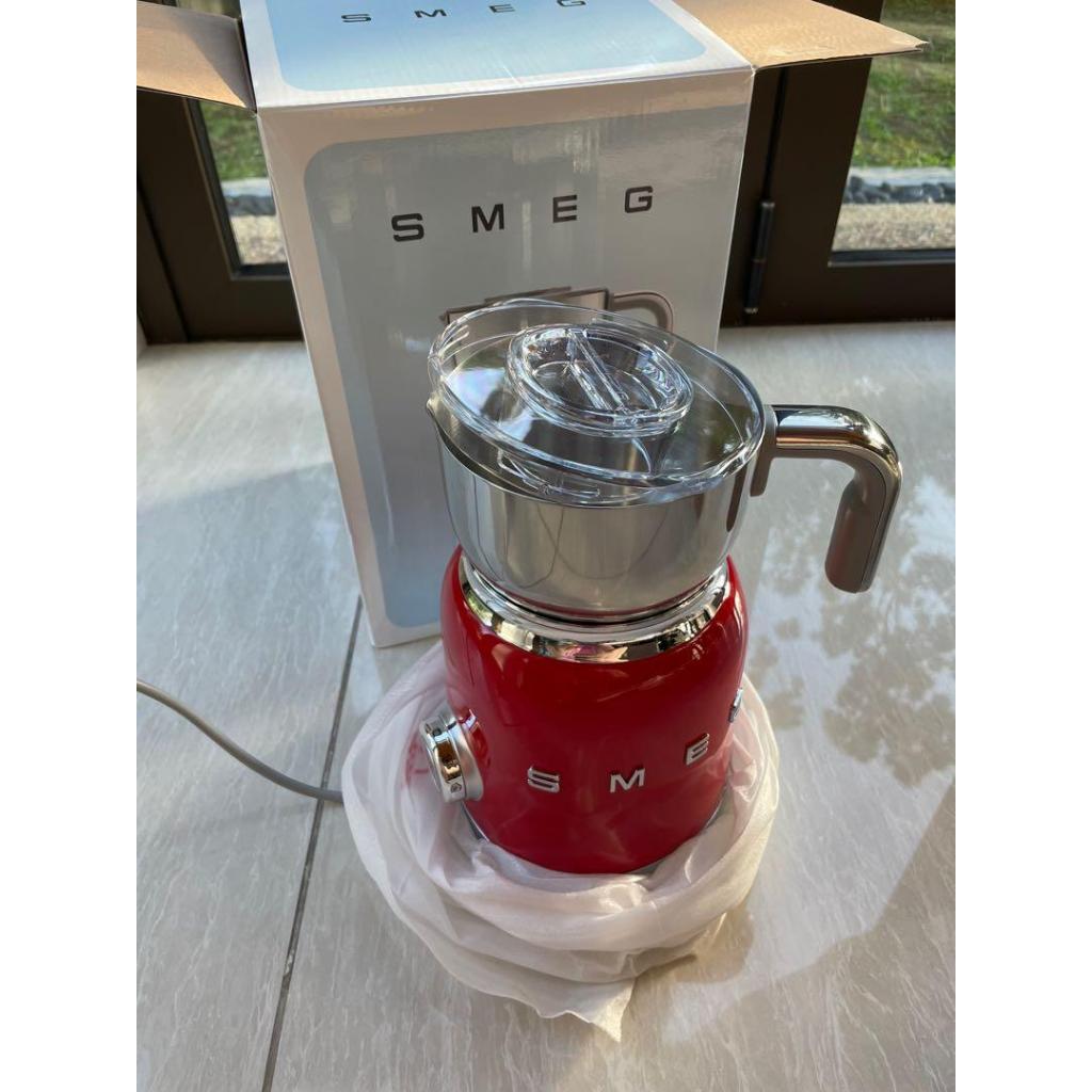 MÁY ĐÁNH SỮA SMEG MFF01RDEU MÀU ĐỎ