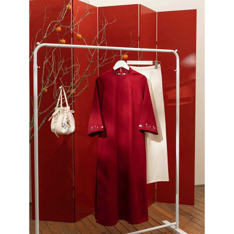 Áo Dài Tết - Áo Dài Cách Tân Đỏ Dáng Suông Thiết Kế Hoa Thêu Chất Liệu Nhung Tăm Trẻ Trung Phù Hợp Với Mọi Lứa Tuổi