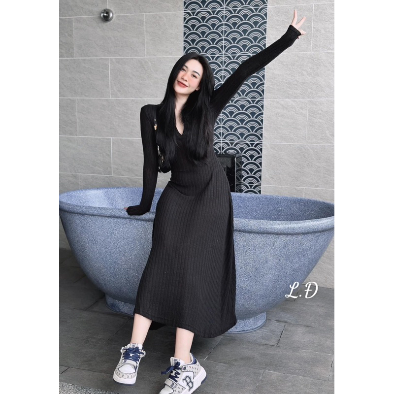 Váy len trơn xoè dáng dài cổ V đơn giản mà sang chảnh