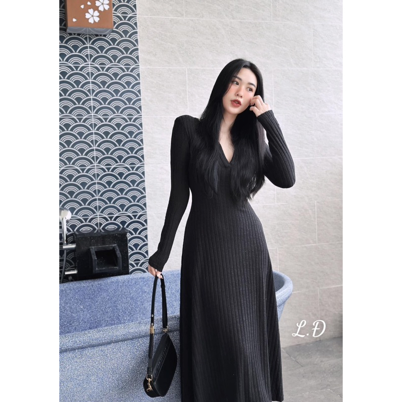 Váy len trơn xoè dáng dài cổ V đơn giản mà sang chảnh