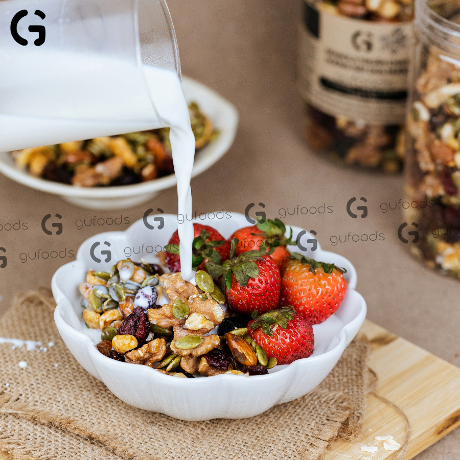 Combo 2 Granola thuần chay nướng mật dừa nước GUfoods (0% yến mạch;mix mắc ca,nho nâu,nam việt quất,hạnh nhân)(15g/400g)