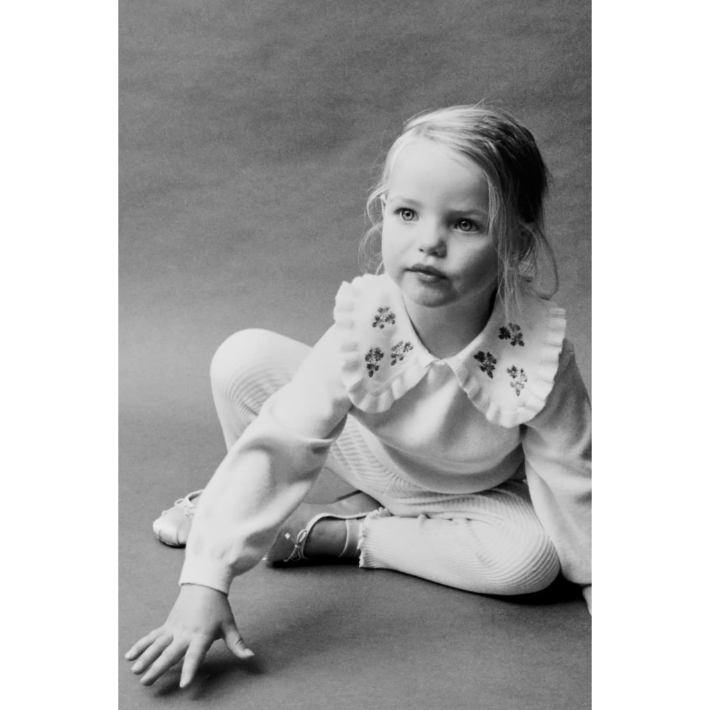 Áo len cổ thêu hoa dệt kim bé gái