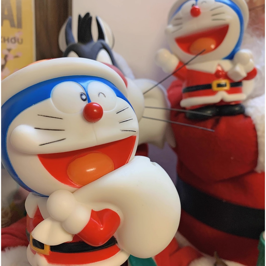 Mô hình Doraemon ông già Noel / Giáng Sinh kèm ống heo mini 15cm