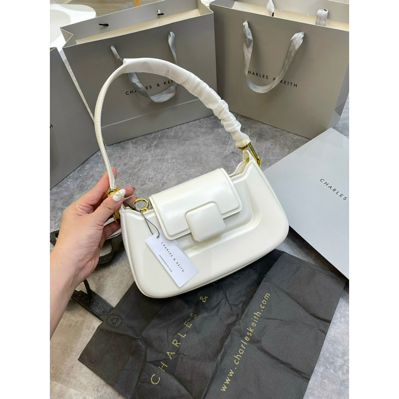 Túi khoá vuông bọc da dáng mới 2023