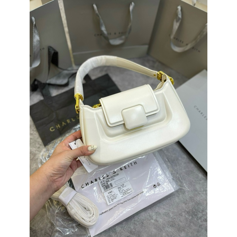 Túi khoá vuông bọc da dáng mới 2023