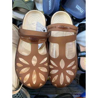 Giày sục nhựa lười đi mưa đi làm- Sandal bít mũi nữ lưới hoa cao 3cm êm chân, siêu bền (BC2999)