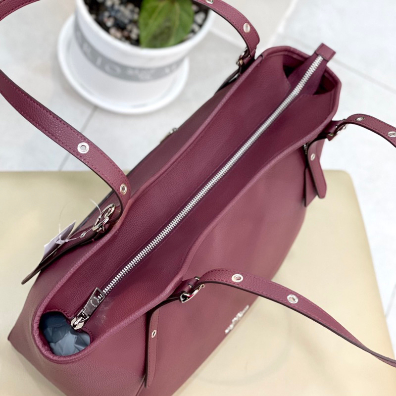 Túi công sở da thật Coach Meadow mẫu mới màu đỏ mận