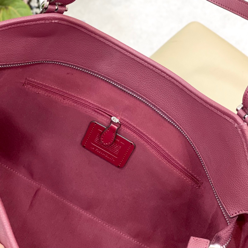 Túi công sở da thật Coach Meadow mẫu mới màu đỏ mận