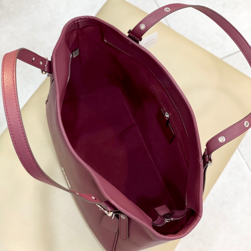 Túi công sở da thật Coach Meadow mẫu mới màu đỏ mận