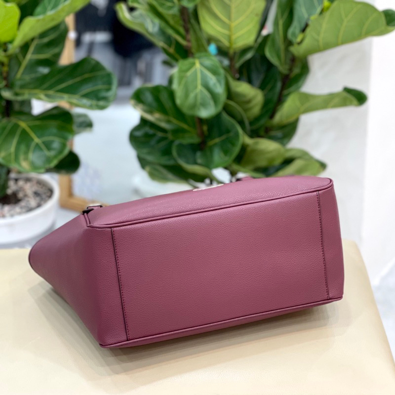 Túi công sở da thật Coach Meadow mẫu mới màu đỏ mận