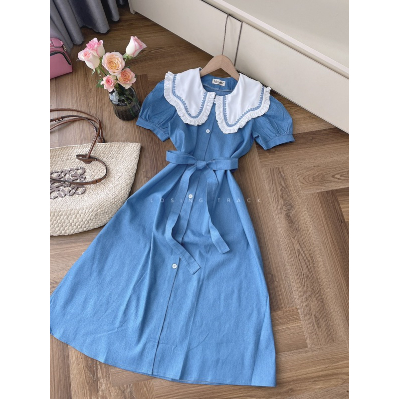 Váy denim cổ vuông trắng