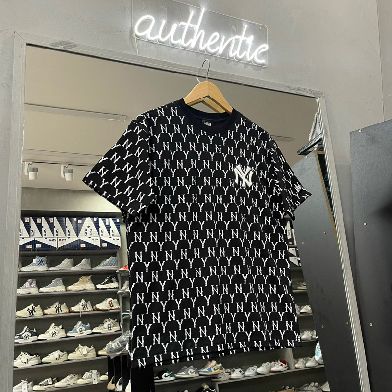 ÁO THUN NEW ERA MONOGRAM NEW YORK YANKEES BLACK  🔥