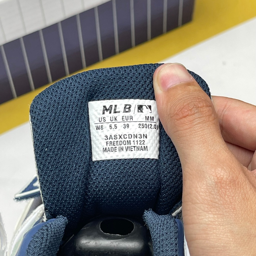 Giày MLB Chunky Liner Mid Denim New York Yankees Sox, MLB Liner Mid NY Trắng Xanh Biển Denim - Than.Shoes