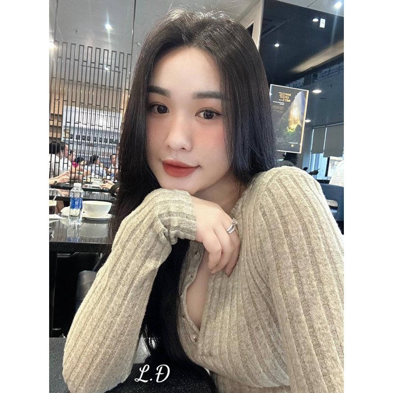 Váy len trơn xoè dáng dài cổ V đơn giản mà sang chảnh