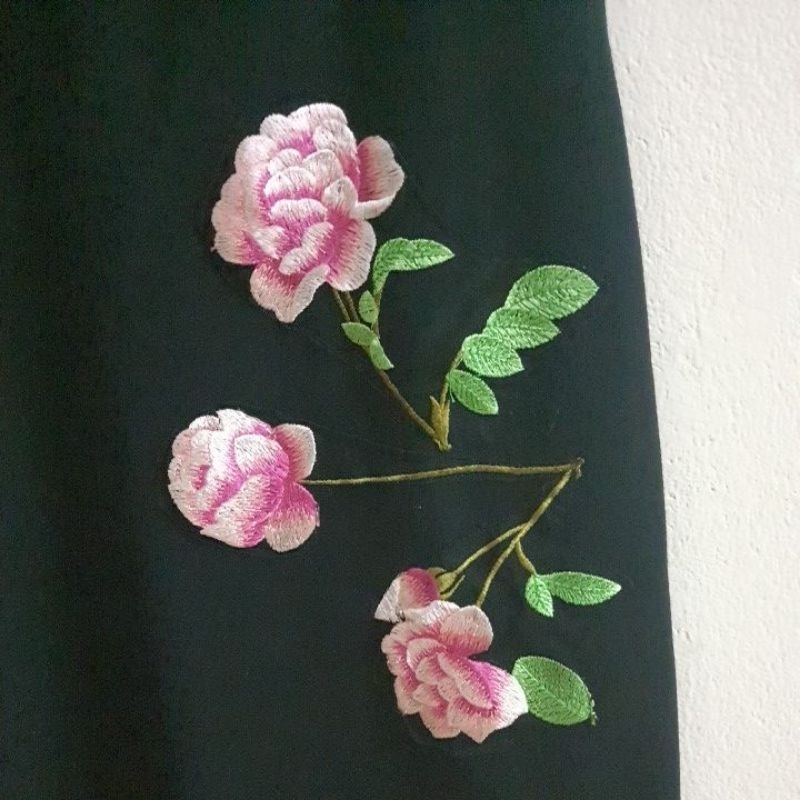 Váy thun đen thêu hoa