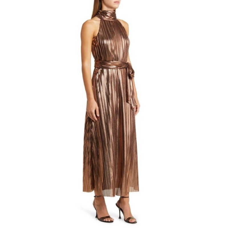 Eliza J nhủ xuất dư siêu siêu xịn.