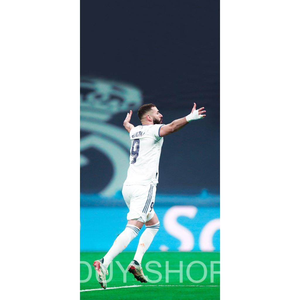 Poster dán tường in hình cầu thủ bóng đá Benzema trong màu áo câu lạc bộ Real Madrid