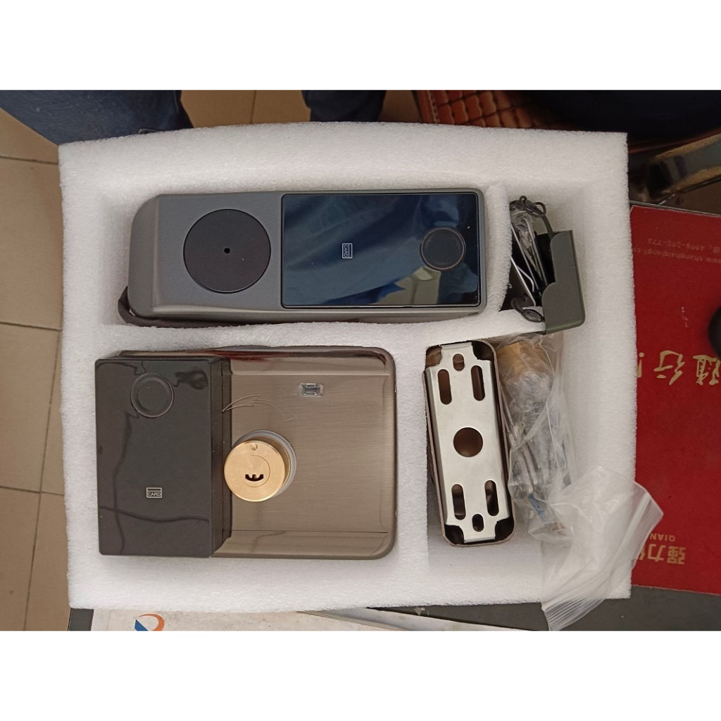 Khoá  2 mặt: Vân tay + mã số + thẻ từ + chìa cơ và App Tuya wifi chuyên cho cửa sắt
