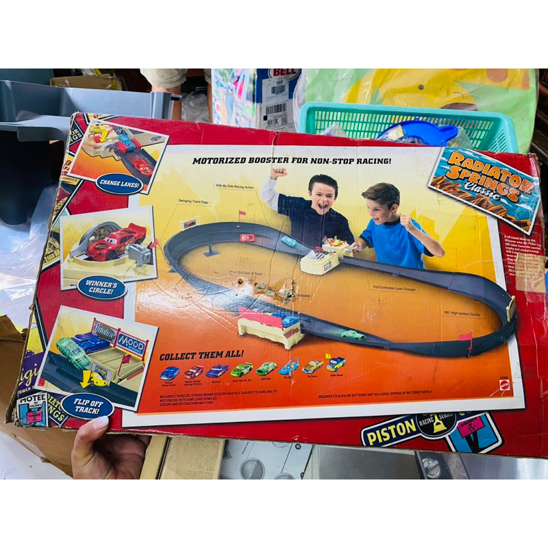 Đồ chơi xe và Đường đua Disney Pixar's Cars Piston Cup 500 Track Set coa kèm 1 xe Car 95 đỏ