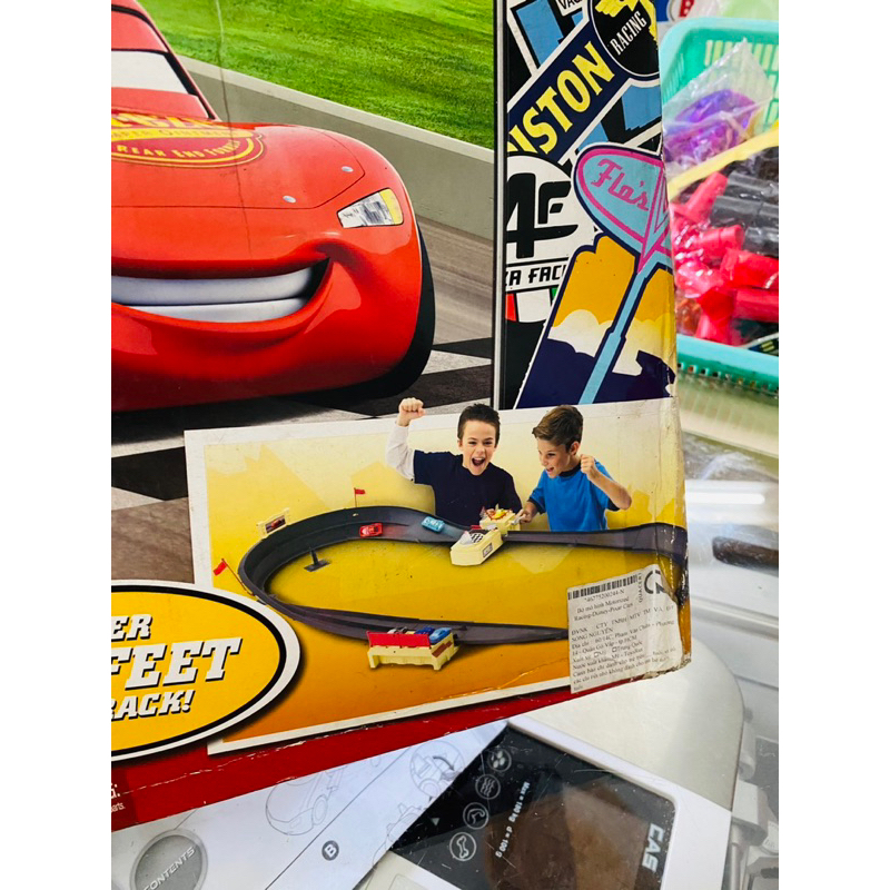 Đồ chơi xe và Đường đua Disney Pixar's Cars Piston Cup 500 Track Set coa kèm 1 xe Car 95 đỏ