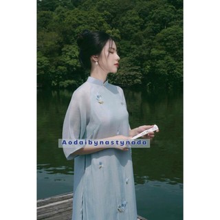 Áo dài cách tân Nhã Vân, chất liệu tơ crep xanh biếc, thêu hoa, thiết kế 4 tà dáng suông tay lỡ, mềm mại, trẻ trung.