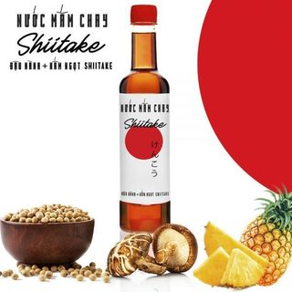 Nước mắm chay cao cấp Shiitake ủ chượp tự đậu nành, nấm ngọt Shiitake và trái thơm, chai nhựa 525ml.
