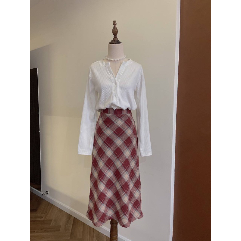 SET ÁO GÂN TRẮNG - CHÂN VÁY CARO ĐỎ