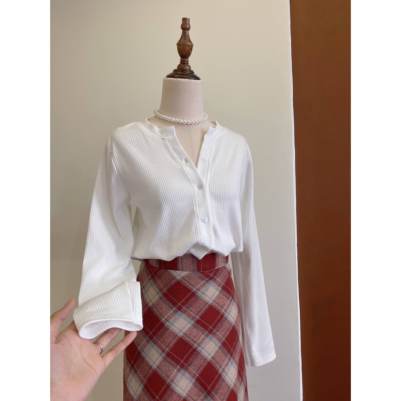 SET ÁO GÂN TRẮNG - CHÂN VÁY CARO ĐỎ