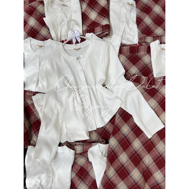 SET ÁO GÂN TRẮNG - CHÂN VÁY CARO ĐỎ